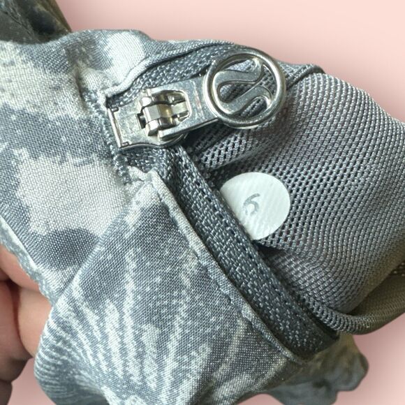 LULULEMON Gray Flowers ‘Tracker Short’ 3” inseam Size 6 Running Shorts - Picture 3 of 4